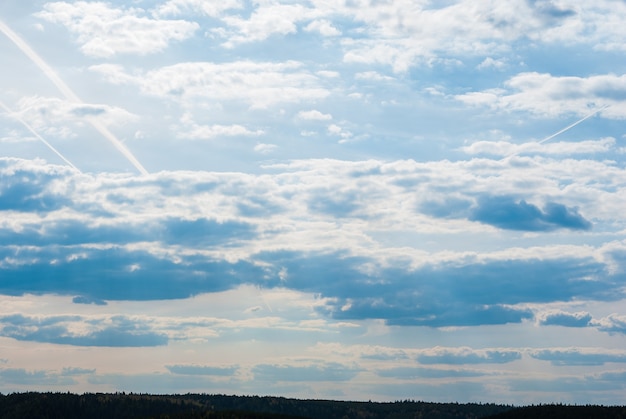 Céu azul com muitas nuvens em dia de verão