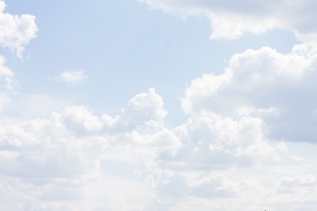 Céu azul com muitas nuvens. fundo limpo natural com espaço de cópia