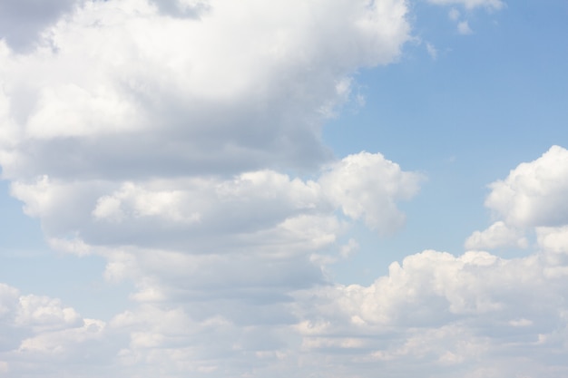 Céu azul com muitas nuvens. fundo limpo natural com espaço de cópia