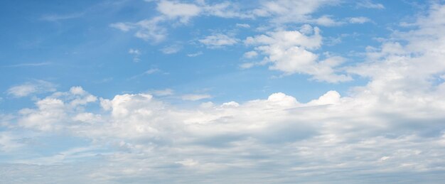 céu azul com nuvem branca de fundo Cloudscape céu azul e nuvens brancas amplo panorama céu fundo azul manhã dia