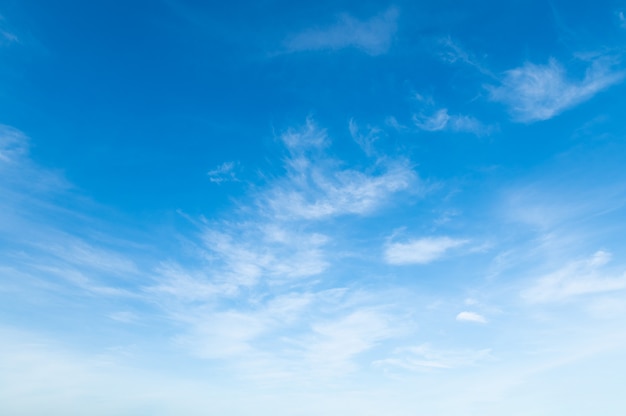 Céu azul com nuvem branca suave