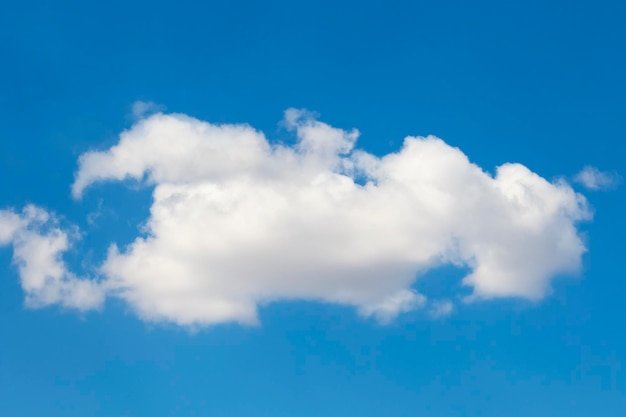 céu azul com nuvem branca