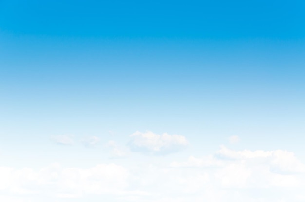 Céu azul com nuvem com elemento de composição de céu natural de luz do dia de fundo de design céu azul nublado para fundo abstrato
