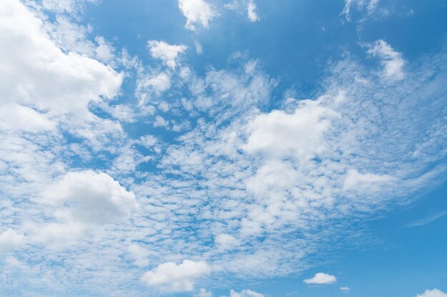 Céu azul com nuvem no fundo da natureza do dia ensolarado