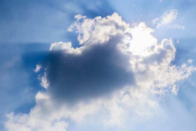 céu azul com nuvem