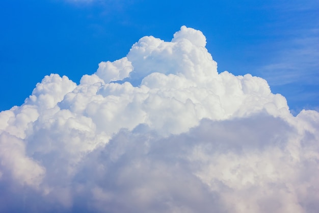 Céu azul com nuvem