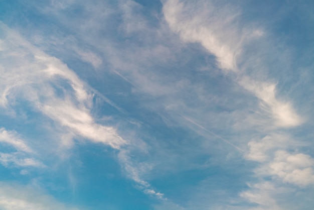 Céu azul com nuvem