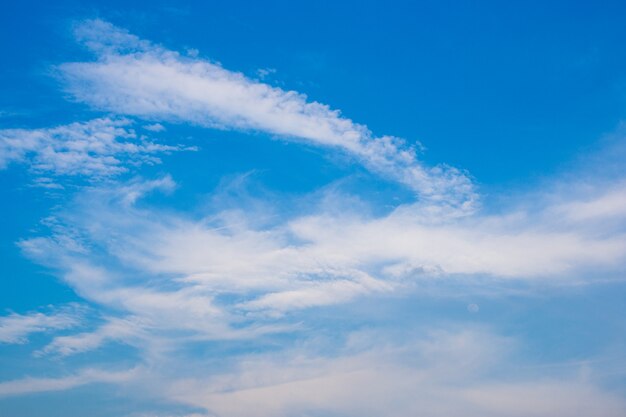 Céu azul com nuvem