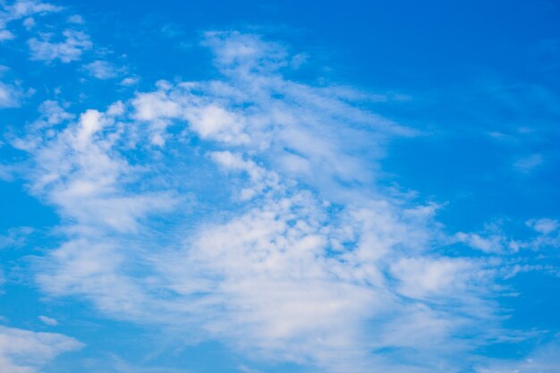 Céu azul com nuvem