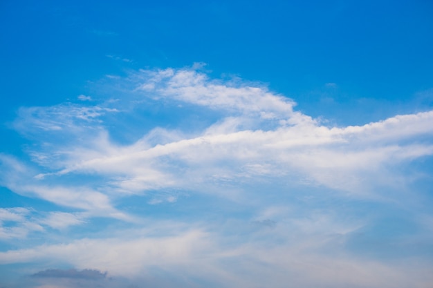 Céu azul com nuvem