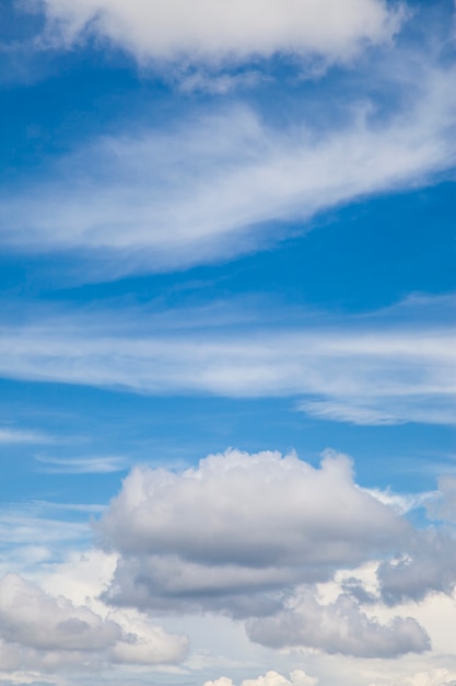 Céu azul com nuvem