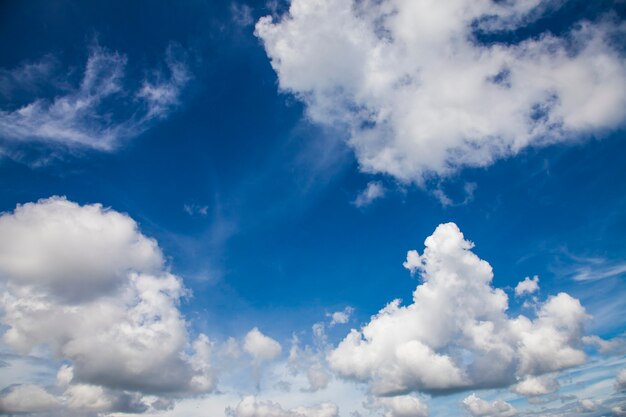 Céu azul com nuvem