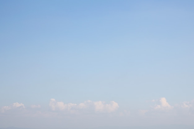 Céu azul com nuvem