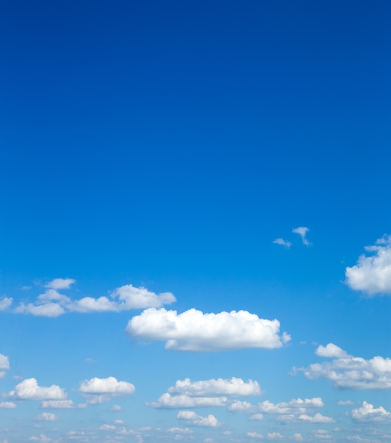 Foto céu azul com nuvem