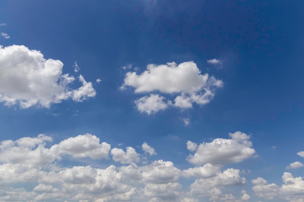 Céu azul com nuvens ao fundo