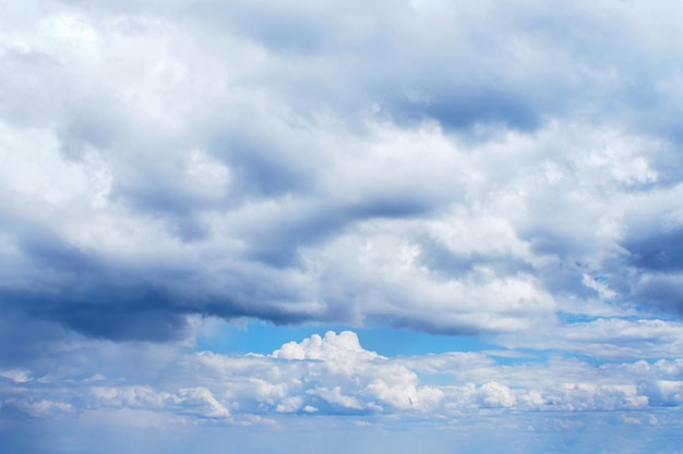 Céu azul com nuvens bonitas