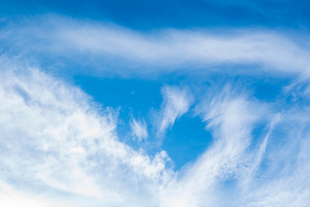 Céu azul com nuvens bonitas