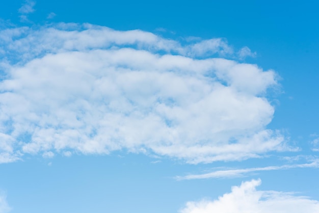 Céu azul com nuvens bonitas