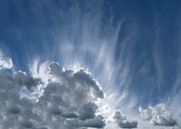 Céu azul com nuvens brancas cobrindo o sol