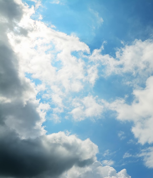 Céu azul com nuvens brancas e cinzentas