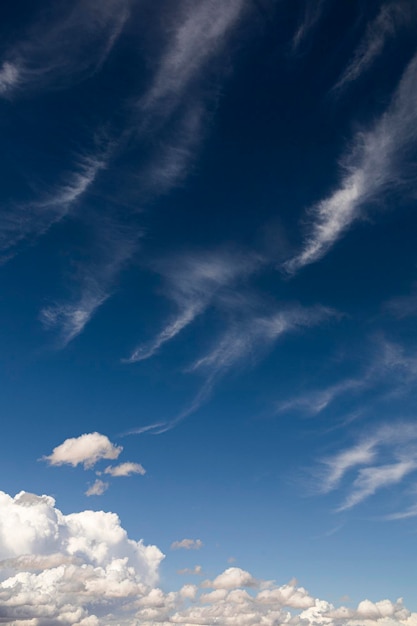 Céu azul com nuvens brancas e fofas. Céu azul após a tempestade.