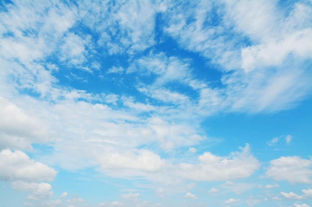 Céu azul com nuvens brancas e macias