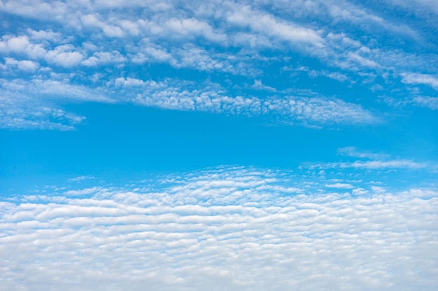 Céu azul com nuvens brancas em dia ensolarado