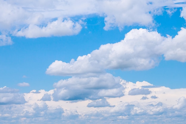 Céu azul com nuvens brancas em um dia ensolarado e claro.