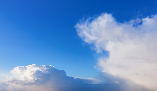 Céu azul com nuvens brancas fofas à luz do dia. Fundo natural.