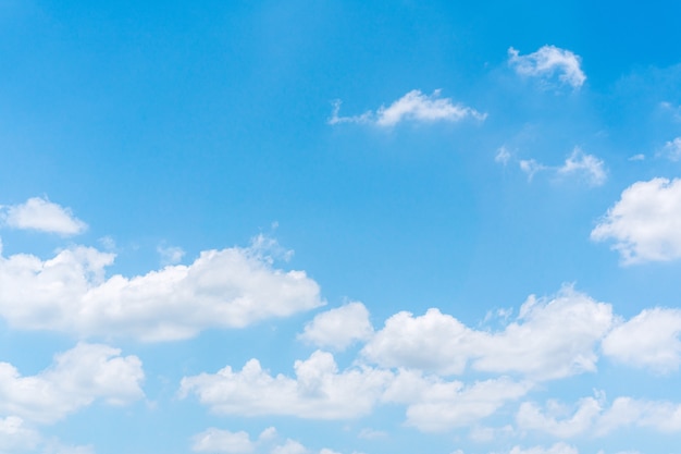 Céu azul com nuvens brancas, fundo da paisagem da natureza do céu