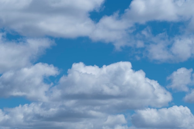 Céu azul com nuvens brancas fundo de paisagem celestial