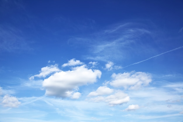 Céu azul com nuvens brancas - fundo