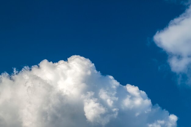 Céu azul com nuvens brancas inchadas em dia ensolarado claro brilhante