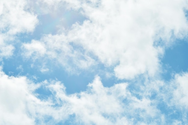 Céu azul com nuvens brancas inchadas em dia ensolarado