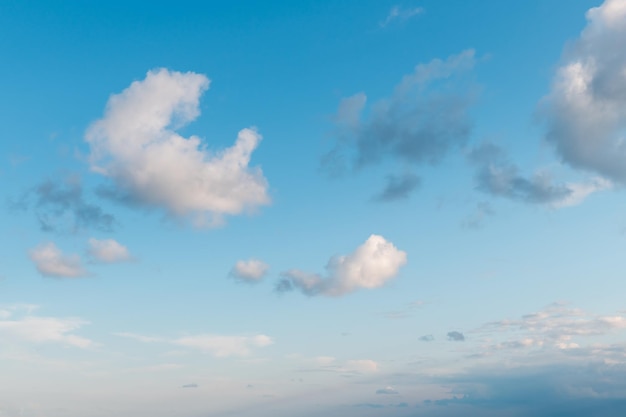 Céu azul com nuvens brancas no dia ensolarado Fundo abstrato da natureza do céu Linda paisagem de nuvens de verão