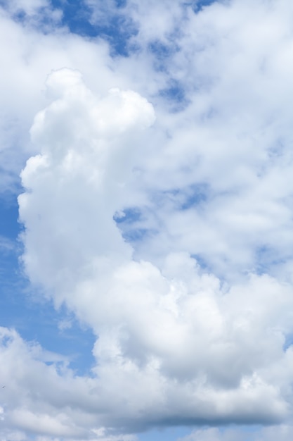 Céu azul com nuvens brancas no estilo azul.