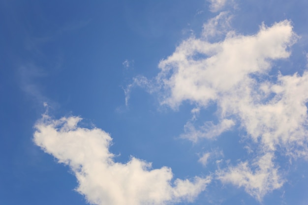 Céu azul com nuvens brancas no fundo do dia para o projeto no conceito de ideia de trabalho.