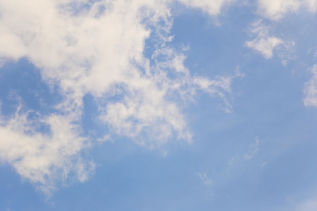 Céu azul com nuvens brancas no fundo do dia para o projeto no conceito de ideia de trabalho.