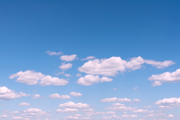 Céu azul com nuvens brancas. Paisagem do conceito, abstração.