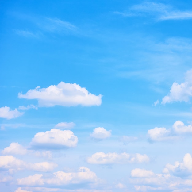 Céu azul com nuvens brancas - plano de fundo, corte quadrado