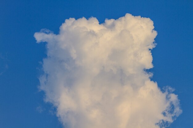 Céu azul com nuvens brancas. pode ser usado como pano de fundo