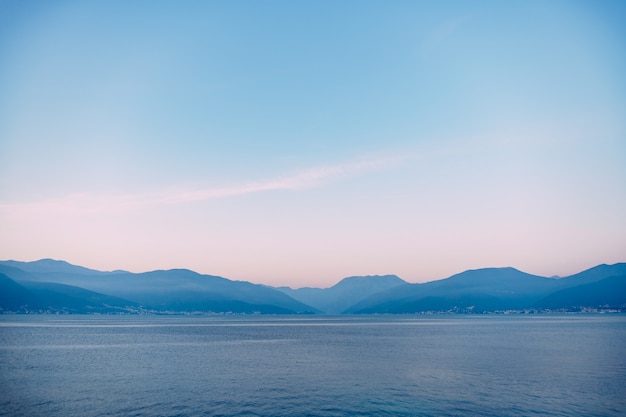 Céu azul com nuvens brancas sobre o golfo de kotor, em montenegro