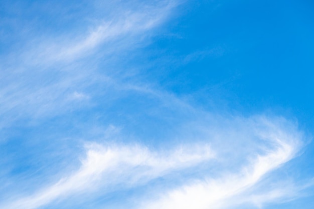 Céu azul com nuvens brancas stratus sobre bratislava