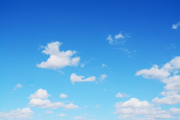 Céu azul com nuvens brancas suaves