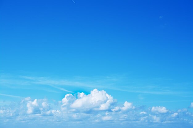 Céu azul com nuvens brancas suaves