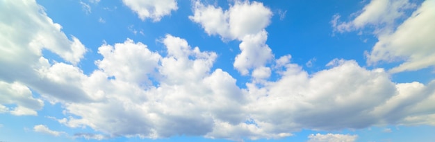 Foto céu azul com nuvens brancas suaves