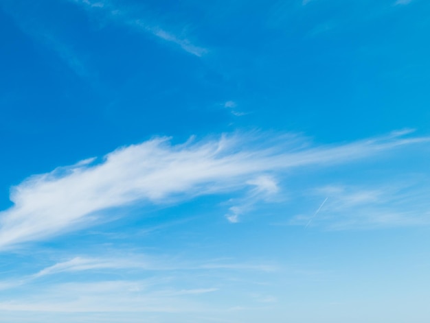 Céu azul com nuvens brancas suaves