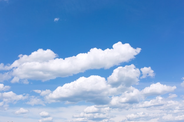 Céu azul com nuvens brancas.