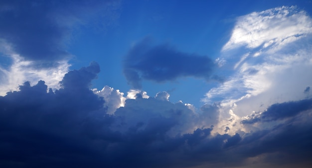 Céu azul com nuvens brancas