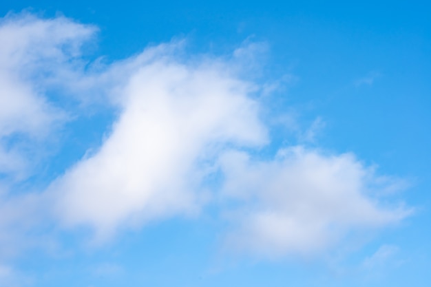 Céu azul com nuvens brancas